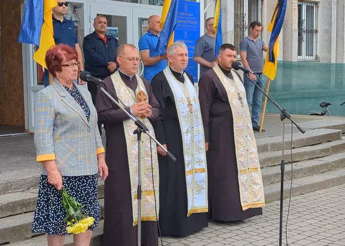 Майже рік вважався зниклим безвісти: Ковель навколішки попрощався з Героєм Віктором Дорощуком