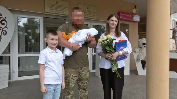 У Луцьку побратими загиблого бійця зустріли під час виписки його дружину й новонародженого сина