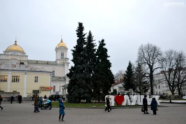 У Луцьку почали прикрашати три головні ялинки (фото)
