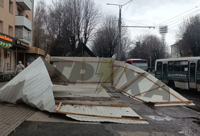 Вітер повалив огорожу на проспекті Перемоги у Луцьку
