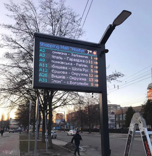 У Луцьку на зупинках встановлюють інформаційні табло (фото)