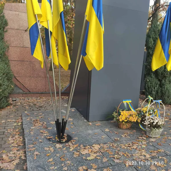 У Ківерцях невідомі поцупили 13 прапорів з Меморіалу слави та скверу Героїв (фото)