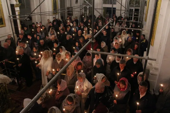 Служба та освячення кошиків: у луцькому соборі відзначили Великдень (фото)