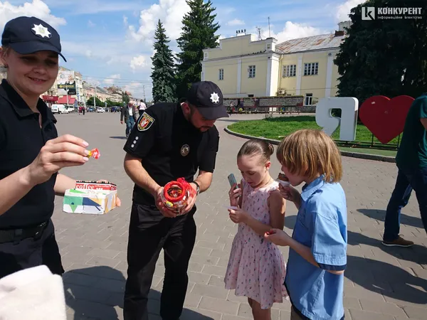 Флікери, цукерки, вікторина: у центрі Луцька пішоходів вчать безпеки (фото)
