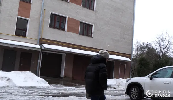 Тетяна Шевчук сідає в автівку