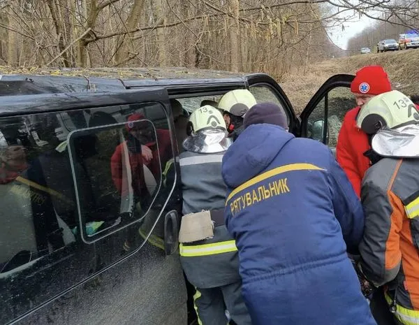 На Волині мікроавтобус злетів з дороги – рятувальники визволяли пасажира (фото)