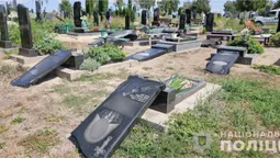 На Вінниччині чоловік розгромив 70 могил військових і цивільних (фото)