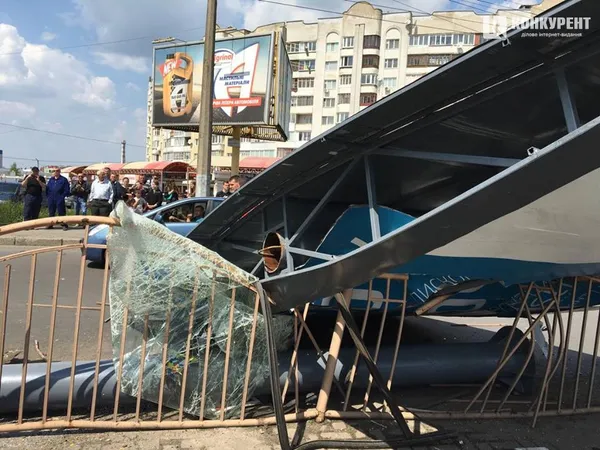 У Луцьку біля Там Таму маршрутка в'їхала в білборд (фото, відео)
