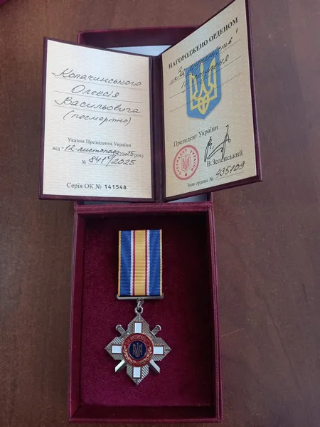 На Волині посмертно відзначили Захисників України: нагороди отримали родини Героїв (фото)