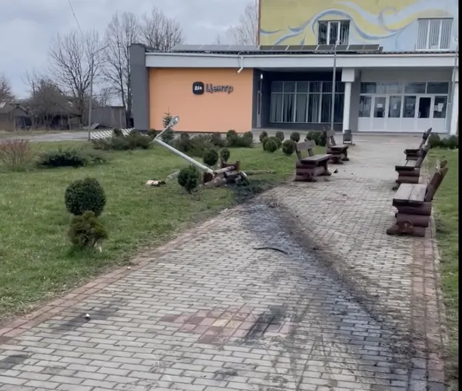 У центрі Смідина нічні «шумахери» знищили траву, стежку та ліхтар (відео)