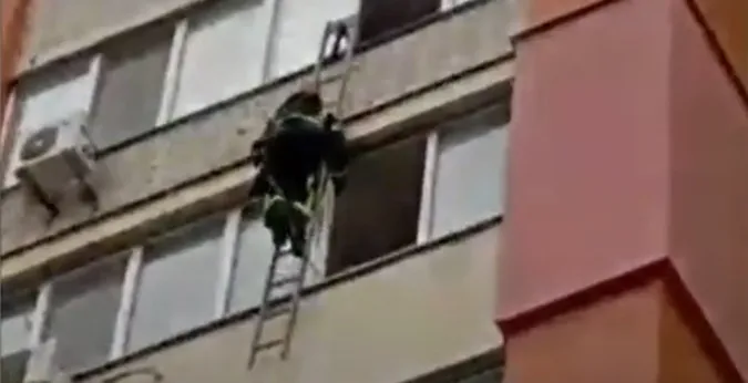 У Луцьку рятувальник заліз на восьмий поверх, аби звільнити літню жінку (відео)
