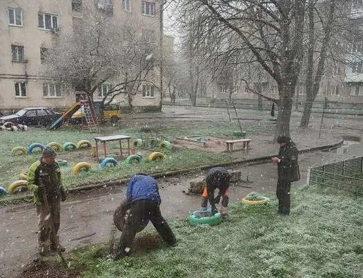 Лучанка кидала банки у муніципалів, які прибирали з дворів старі шини (фото)