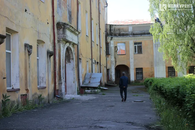 Похмура естетика: як виглядає всередині Олицький замок, в якому була психлікарня (фото)