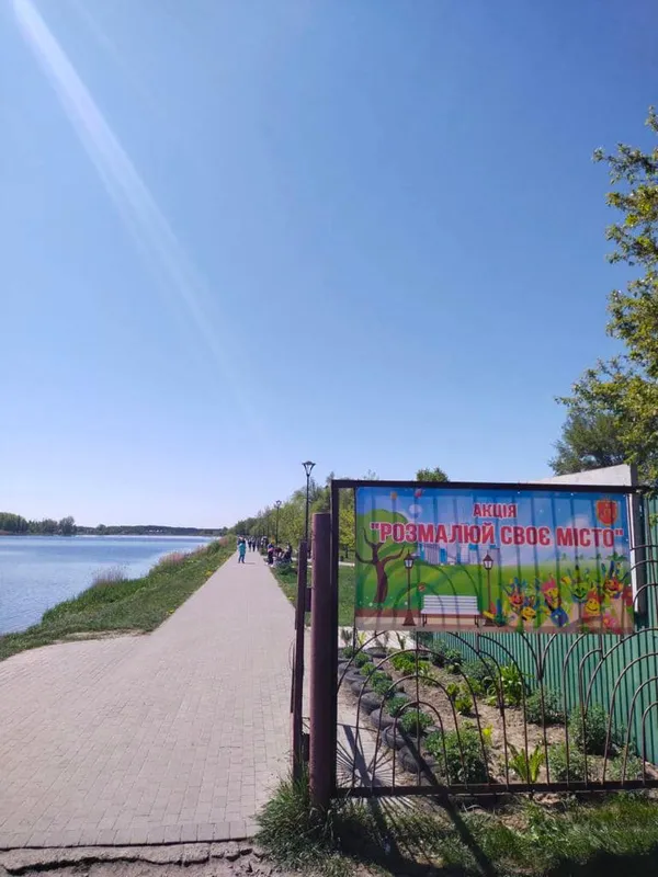 На кожній – унікальне зображення: у Ковелі розмалювали лавки (фото, відео)
