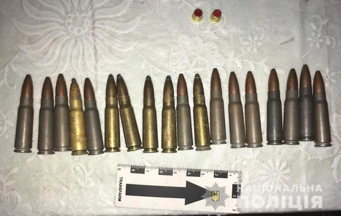 На Волині у чоловіка в кафе виявили зброєю (фото)