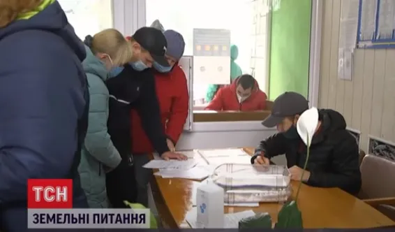 Понад 700 заяв на землю: у Княгининку три дні люди штурмували сільраду (відео)