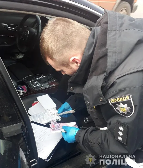 На Волині чоловіки розраховувалися в магазинах сувенірними гривнями (фото)