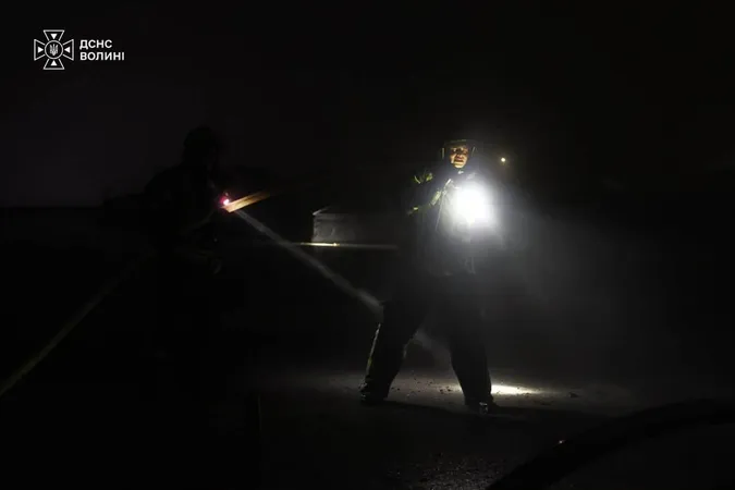 У Луцькому районі після російської атаки спалахнула пожежа на приватному підприємстві (фото)