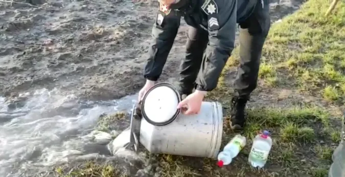 На Волині поліцейські вилили на землю самогон і зняли це на відео
