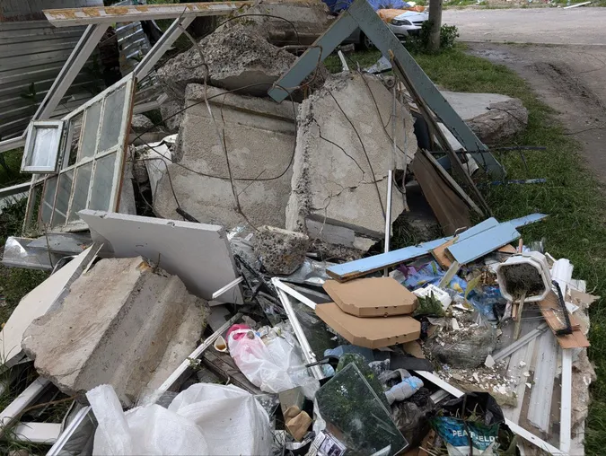 120 тонн «відходів руйнації»: у Луцьку ліквідовують наслідки вибухів (фото)