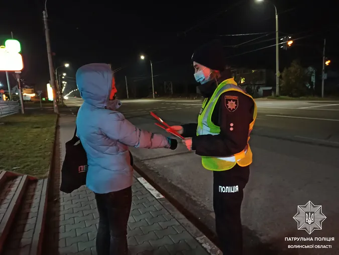 Змушують сяяти: волинські патрульні роздавали пішоходам світловідбивачі (фото)