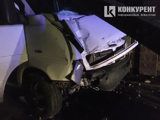 У Луцьку бус зніс електроопору: за кермом була жінка
