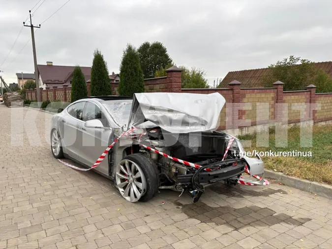 Tesla – вщент: вночі у Струмівці сталася ДТП (фото, відео)