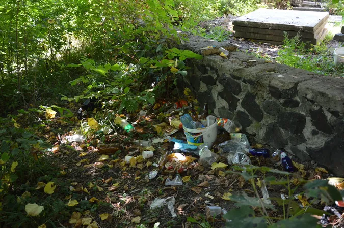 Біля Палацу учнівської молоді у Луцьку гори сміття (фото)