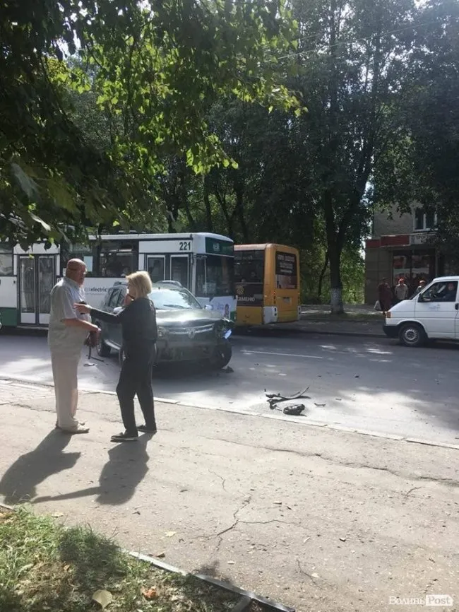 У Луцьку – аварія: Opel влетів у Renault і врізався у стовп (фото, відео) 