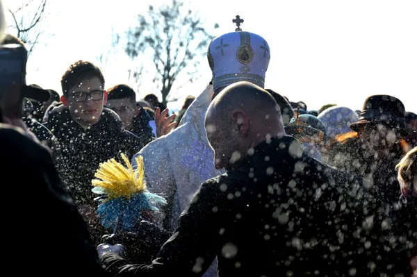 Як лучани на Стиру занурювалися на Водохреща (фото)