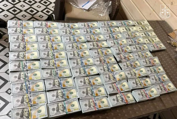 Двох очільників ТЦК затримали на Київщині – при обшуках знайшли понад мільйон доларів (фото)