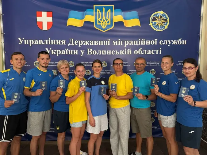 Волинські міграційники зробили закордонні паспорти спортсменам збірної України