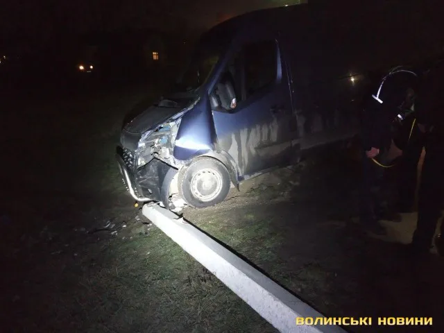 У Луцьку п'яний на мікроавтобусі повалив дорожній знак (фото)