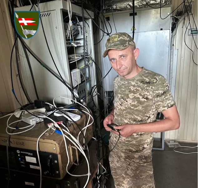 Шалені ризики і загрози: 14 бригада показала, як працюють їхні зв'язківці (фото)