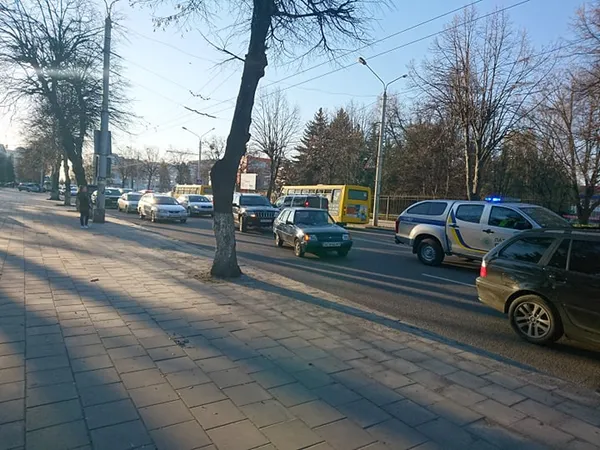 Біля «Авангарду» зіткнулися три автівки, рух ускладнений (фото)