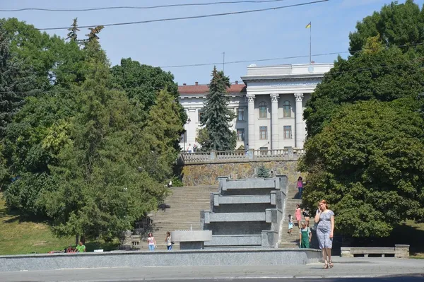Роботи біля самих фонтанів ще ой як багато