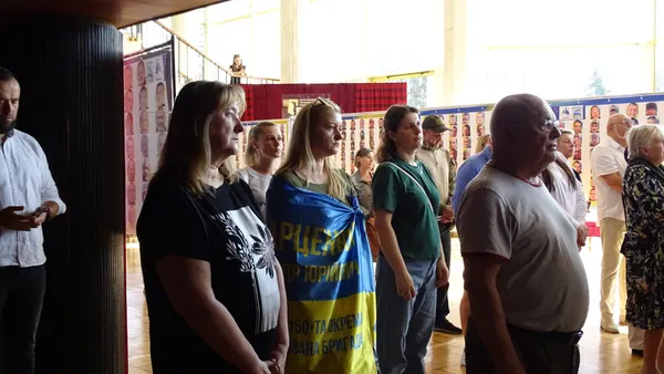 «Їх тисячі»: у Луцьку відкрилась виставка, присвячена полоненим і безвісти зниклим військовим (фото)