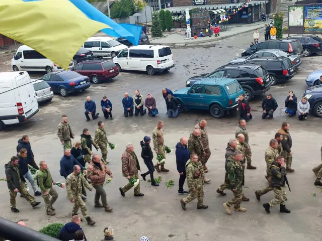 Труну на руках несли через рідне місто: на Волині ховають ще одного захисника (фото, відео)
