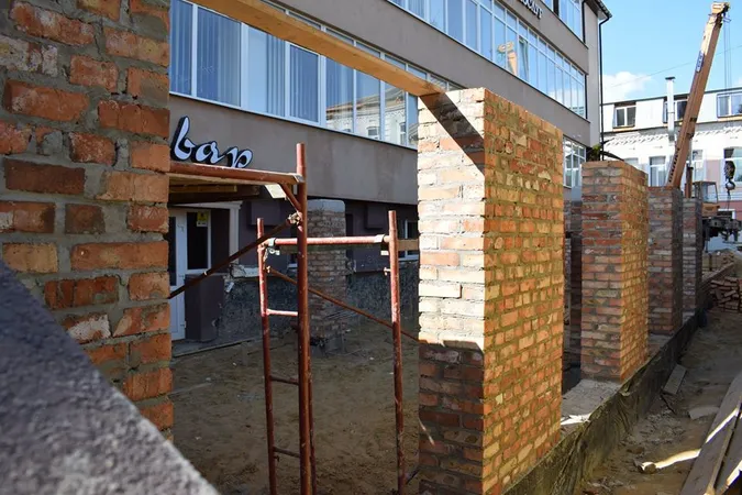 Перед луцьким ЦНАПом «виросла» стіна (фото)