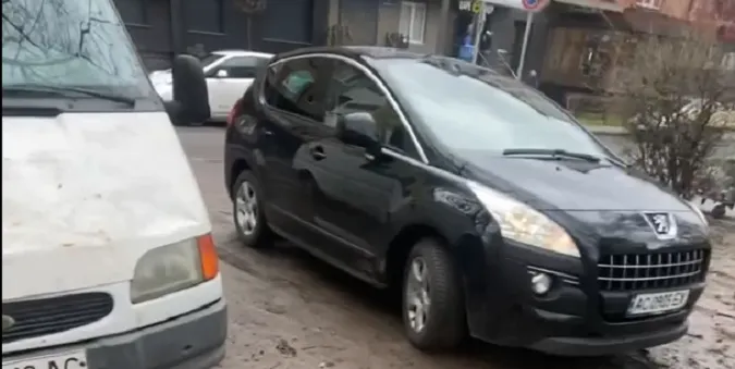 Муніципали оштрафували водіїв за паркування на газоні в центрі Луцька (відео)