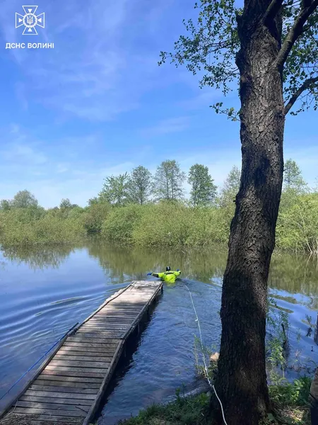 Під Луцьком рятувальники витягли зі ставка чоловіка (фото)