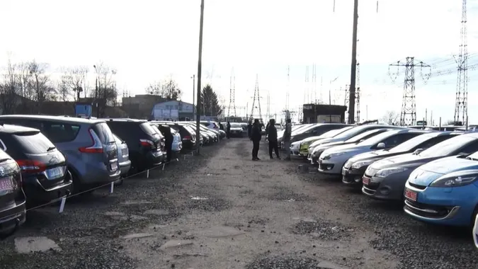 «Рекетнули авторинок», або Як у Луцьку комунальна земля годує ділків (відео)