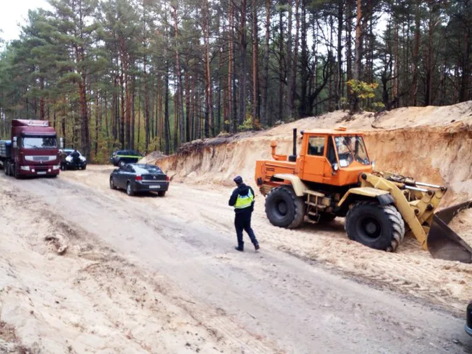 На Маневиччині нелегальні видобувачі піску зруйнували відкоси дороги (фото)