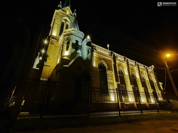 У Луцьку після тривалої перерви знову підсвітили Лютеранську кірху (фото)