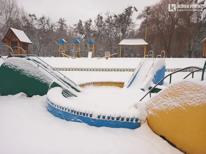 Сніжно і безлюдно: зима у Центральному парку Луцька (фото)