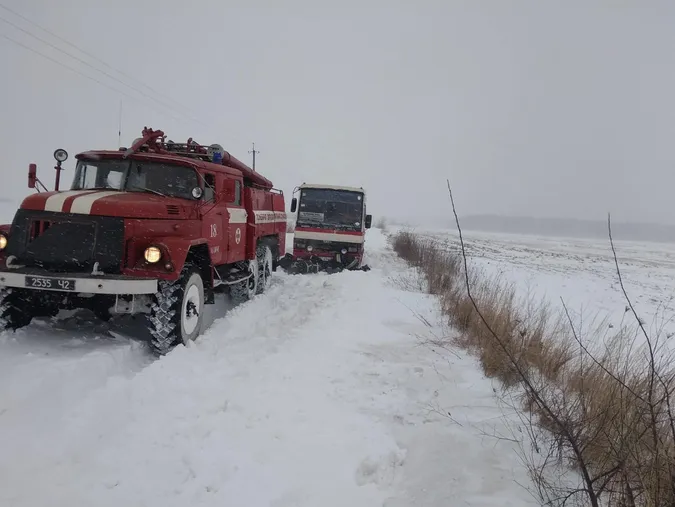 У Луцьку в сніговій кучугурі застрягла «швидка»
