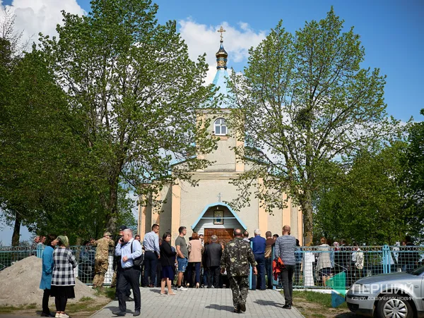 «Ви здуріли чи шо»: у Пальчі священник не захотів переходити з громадою в ПЦУ (фото)