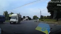 Лучанка "залипала" в телефон, та ледь не втрапила під колеса авто (відео)