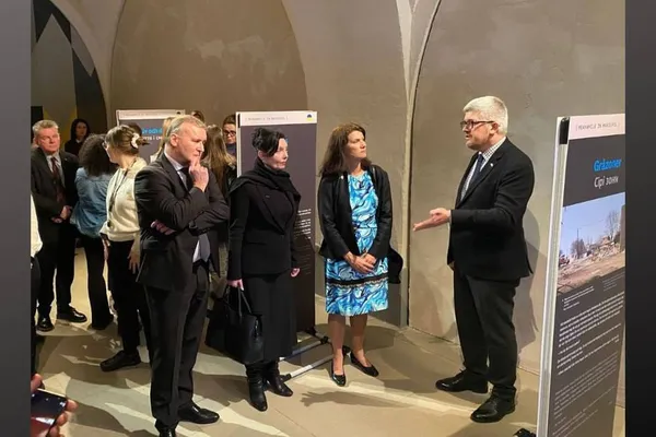 «Тим часом у Маріуполі»: у Швеції презентували фотовиставку маріупольського журналіста (фото)