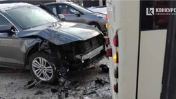 У Луцьку авто лишилось без бампера через пристрасний  цілунок із маршруткою (фото)